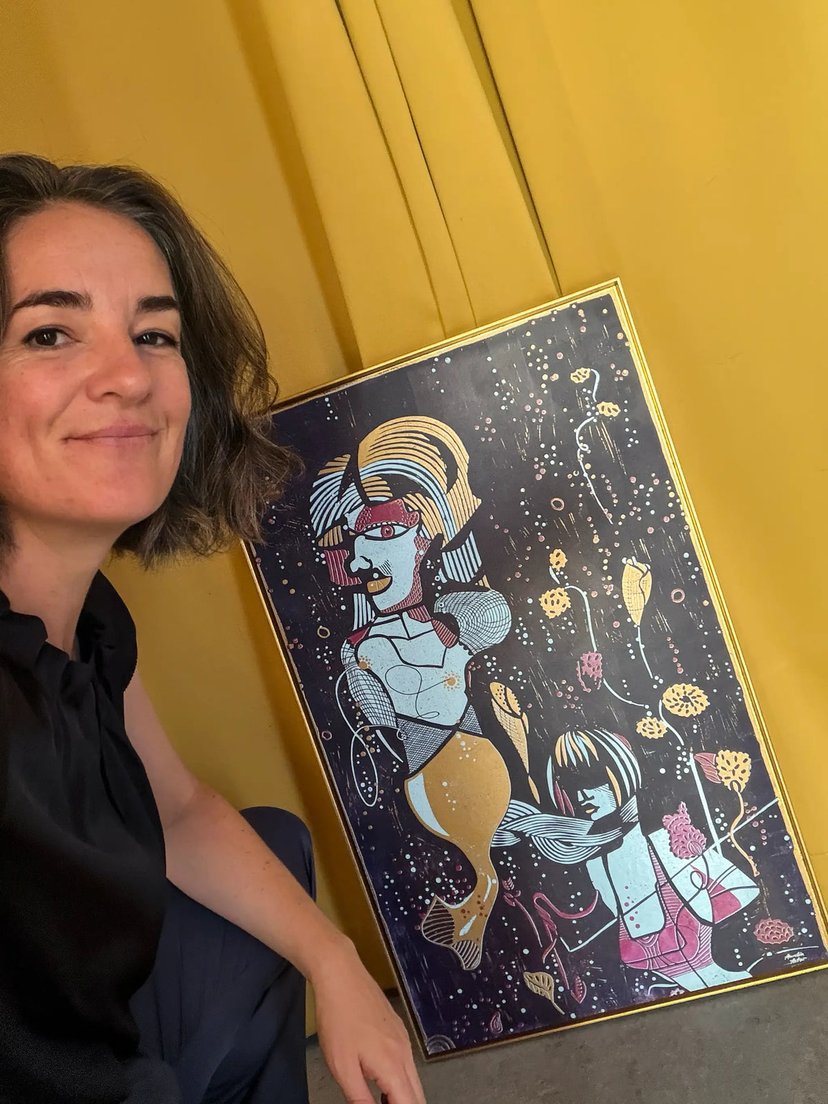 Aurelia Astor in front of her linoprint Underwater Love in front of a yellow curtain.