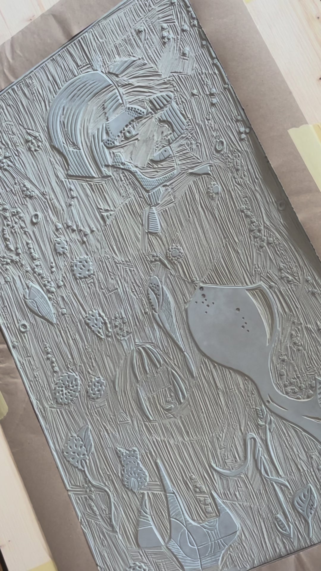 Behind the scenes video of the production process of the linoleum print “Underwater Love yellow/blue.”